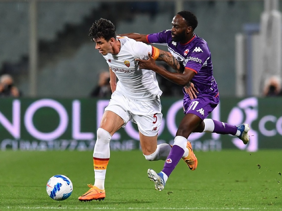 Jonathan Ikone (ACF Fiorentina) a Matias Vina (AS Rím) v súboji