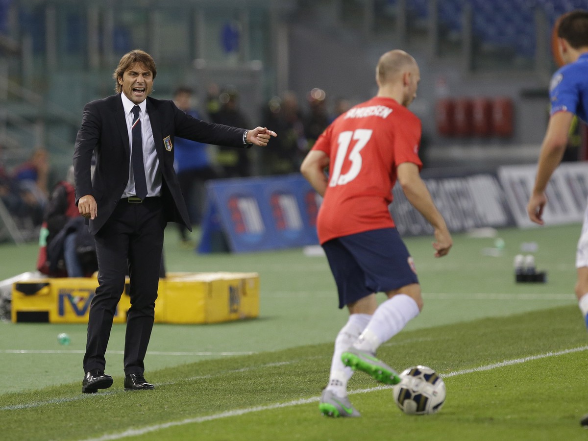 Antonio Conte na lavičke Talianska počas súboja s Nórskom