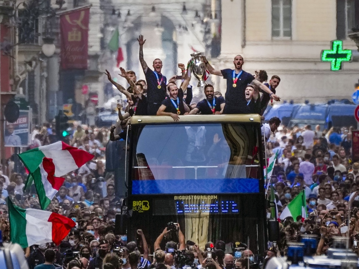 Talianski futbalisti v otvorenom autobuse oslavujú zisk titulu majstra Európy vo futbale 