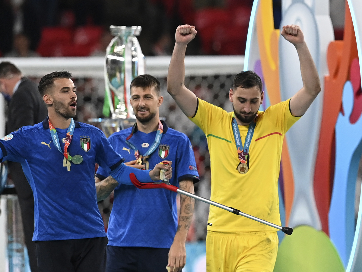  Gianluigi Donnarumma (vpravo) po skončení finálového zápasu EURO 2020
