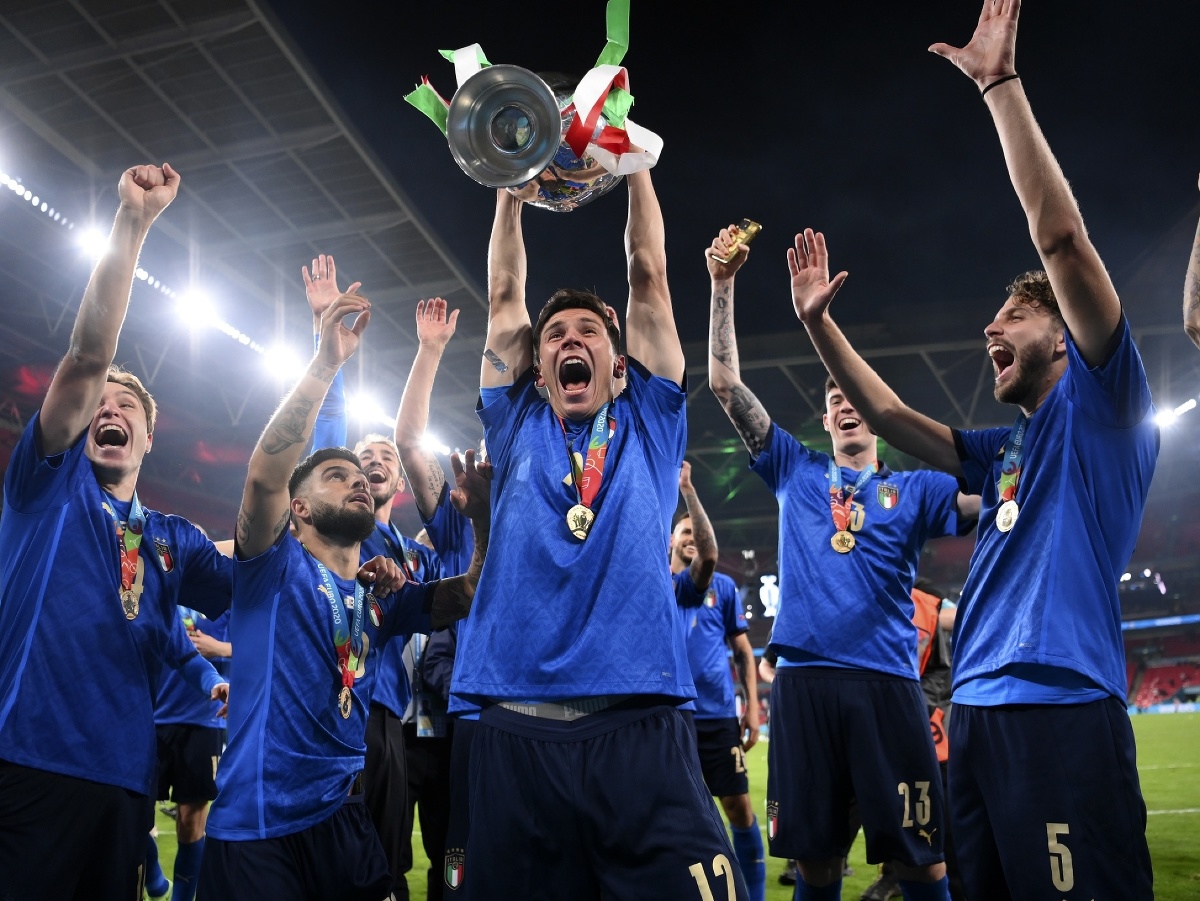 Talianski futbalisti pózujú s trofejou pre majstrov Európy