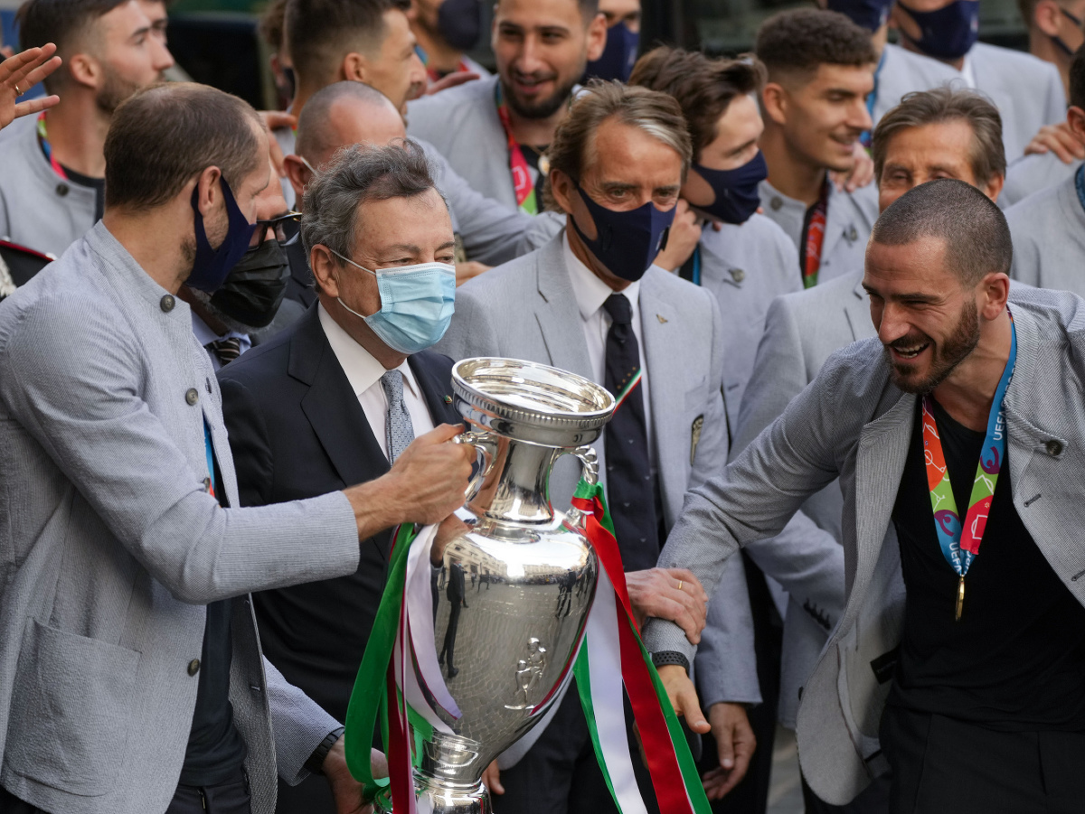Talianski futbalisti s trofejou z EURO 2020