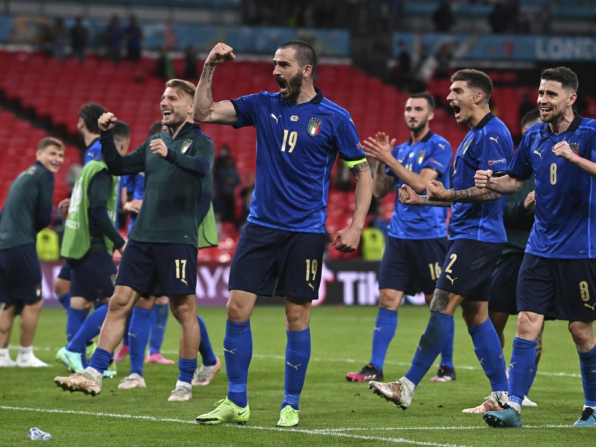 Radosť futbalistov Talianska po postupe do štvrťfinále