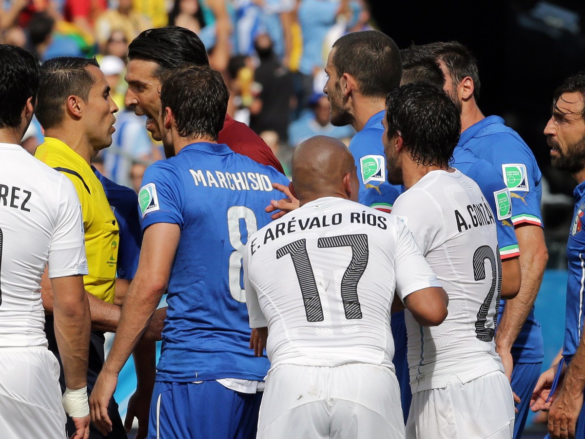 Giangluigi Buffon a ďalší talianski hráči sa hádajú s hlavným rozhodcom po vylúčení Marchisia