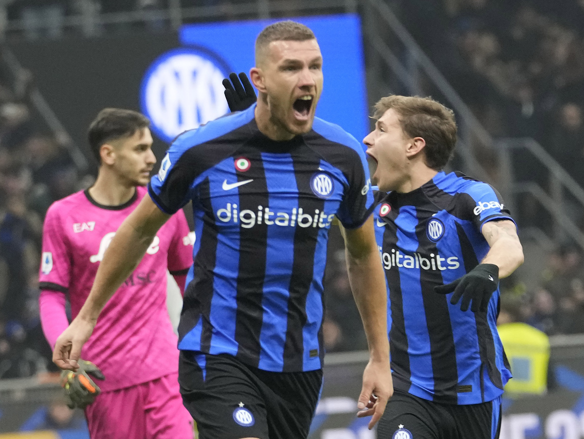 Edin Džeko oslavuje vedúci gól Interu