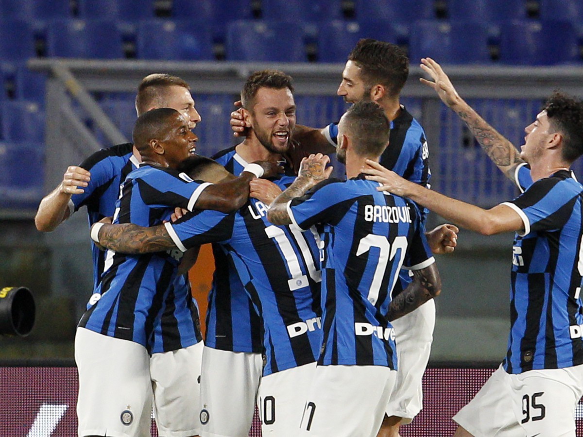 Milan Škriniar (vľavo) so spoluhráčmi oslavuje vedúci gól Interu