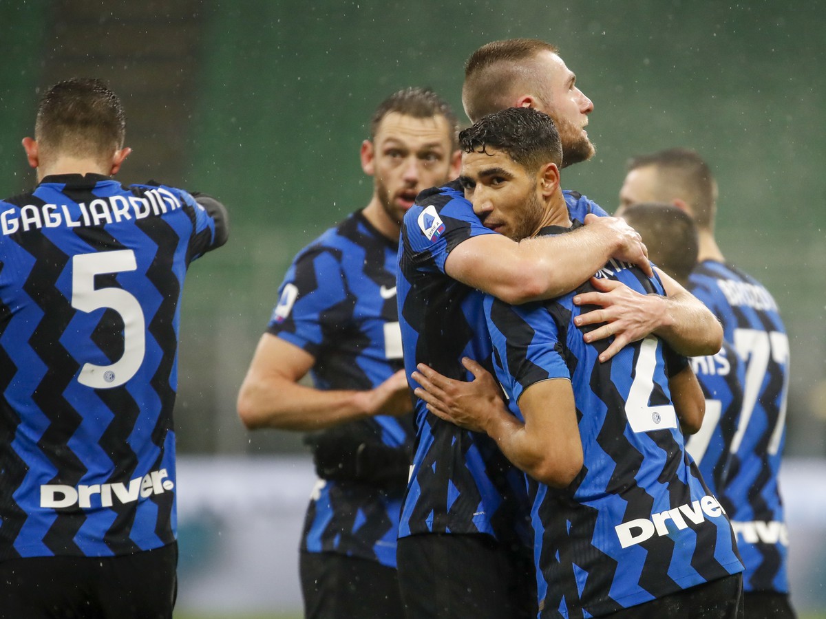 Achraf Hakimi a Milan Škriniar oslavujú gól Interu