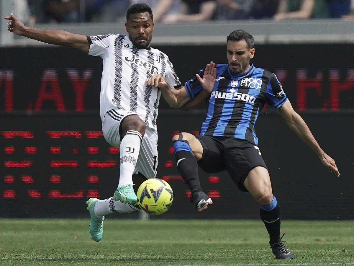 Futbalista Atalanty Davide Zappacosta (vľavo) a hráč Juventusu Alex Sandro bojujú o loptu