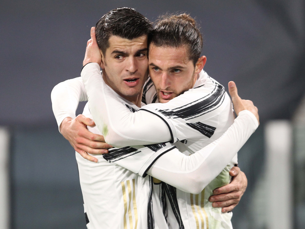 Álvaro Morata a Adrien Rabiot oslavujú gól Juventusu