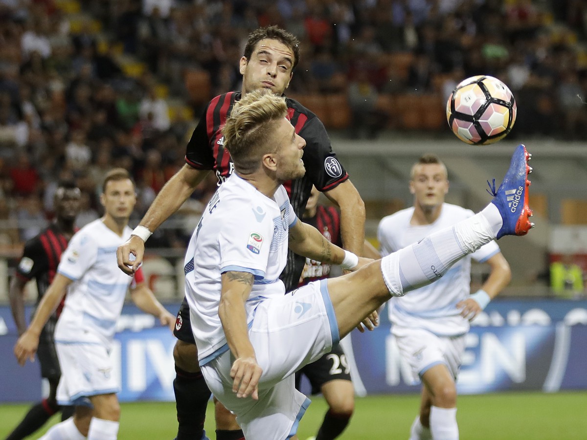 Ciro Immobile a Giacomo Bonaventura v súboji o loptu