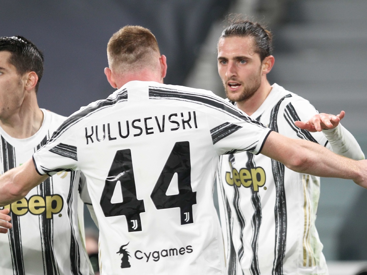 Álvaro Morata, Dejan Kuluševski a Adrien Rabiot oslavujú gól Juventusu