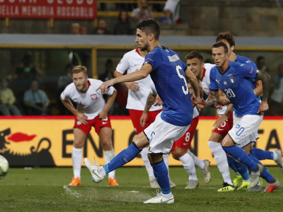 Jorginho z penalty strieľa vyrovnávajúci gól Talianska
