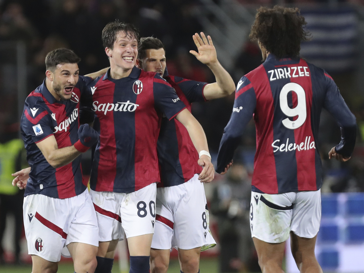 Druhý zľava hráč Bologne Giovanni Fabbian oslavuje so spoluhráčmi svoj gól