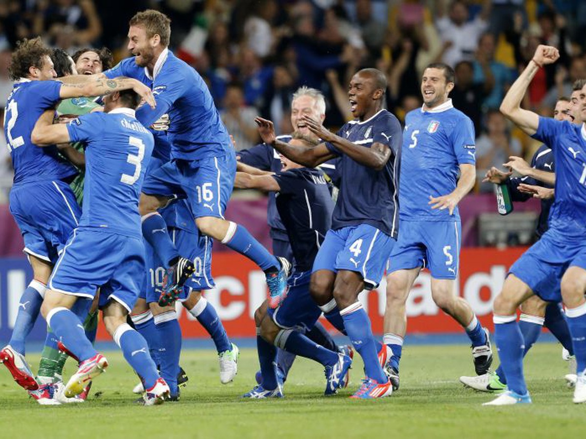 Talianska radosť po víťaznej penalte Diamantiho
