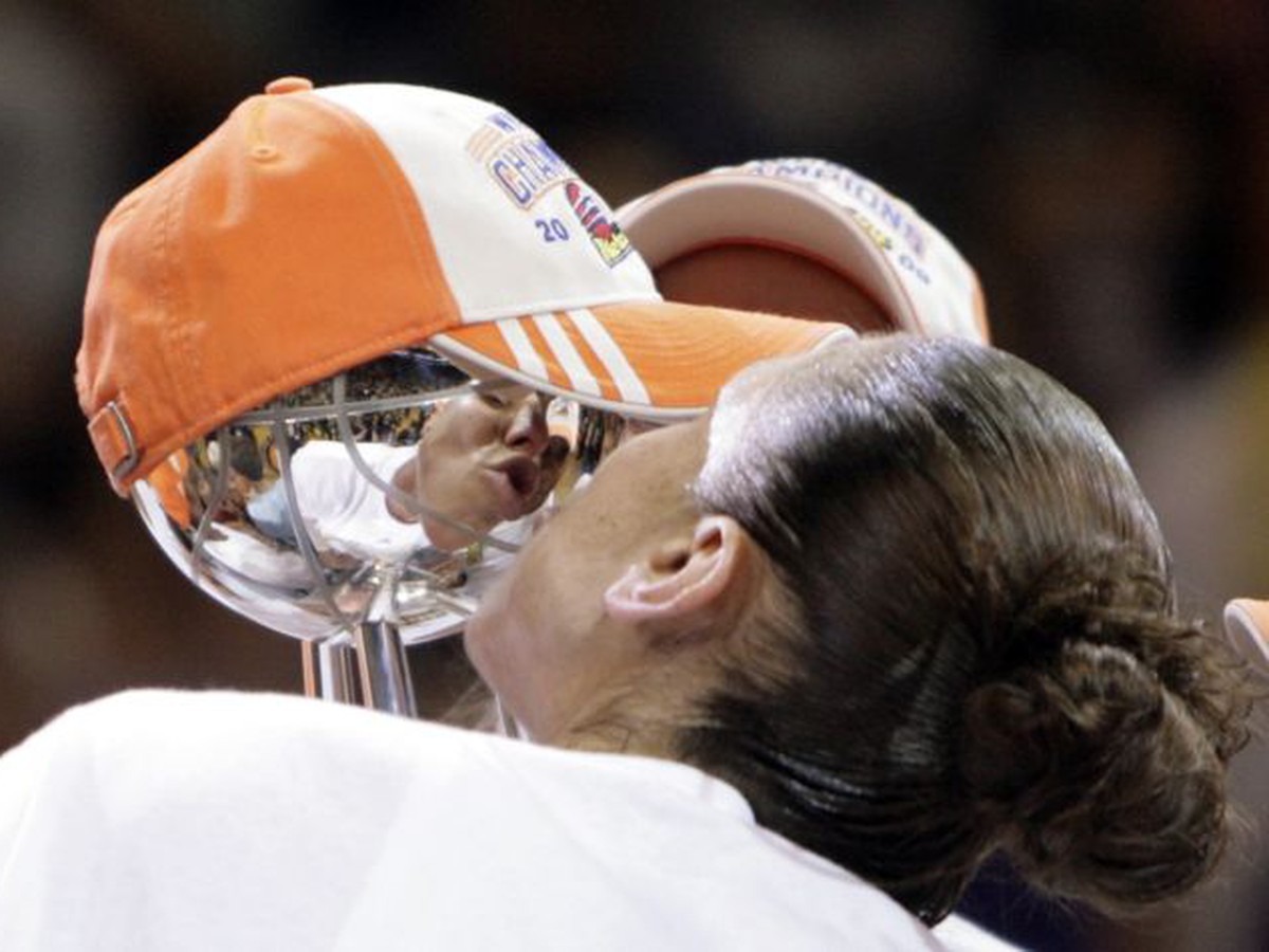 Diana Taurasi z Phoenixu sa teší z trofeje