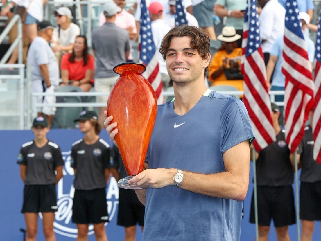 Taylor Fritz oslavuje víťazstvo na turnaji ATP v Atlante