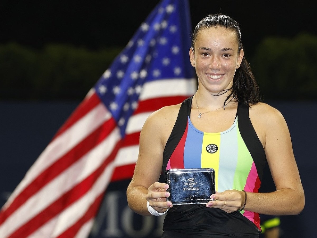 Tereza Valentová s trofejou pre finalistku juniorského US Open