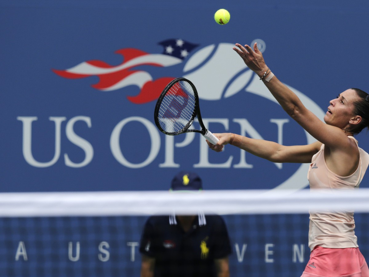 Flavia Pennettová podáva v zápase osemfinále US Open
