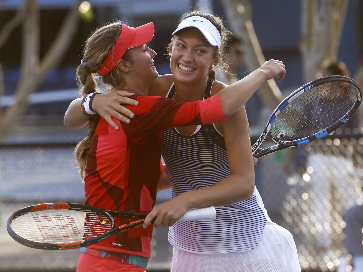 Tereza Mihalíková a Anna Kalinská sa radujú z titulu vo štvorhre