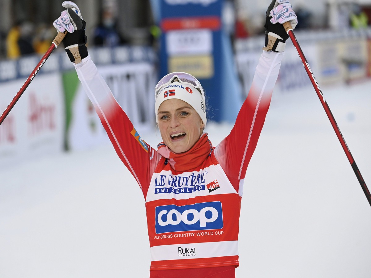 Nórska bežkyňa na lyžiach Therese Johaugová oslavuje v cieli po jej víťazstve v stíhacích pretekoch na 10 kilometrov