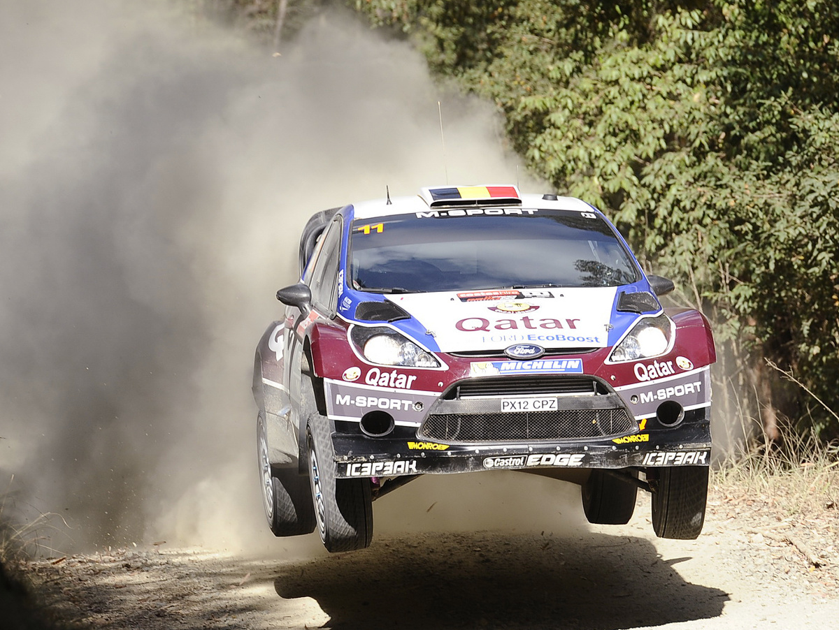 Thierry Neuville na automobile Ford Fiesta RS