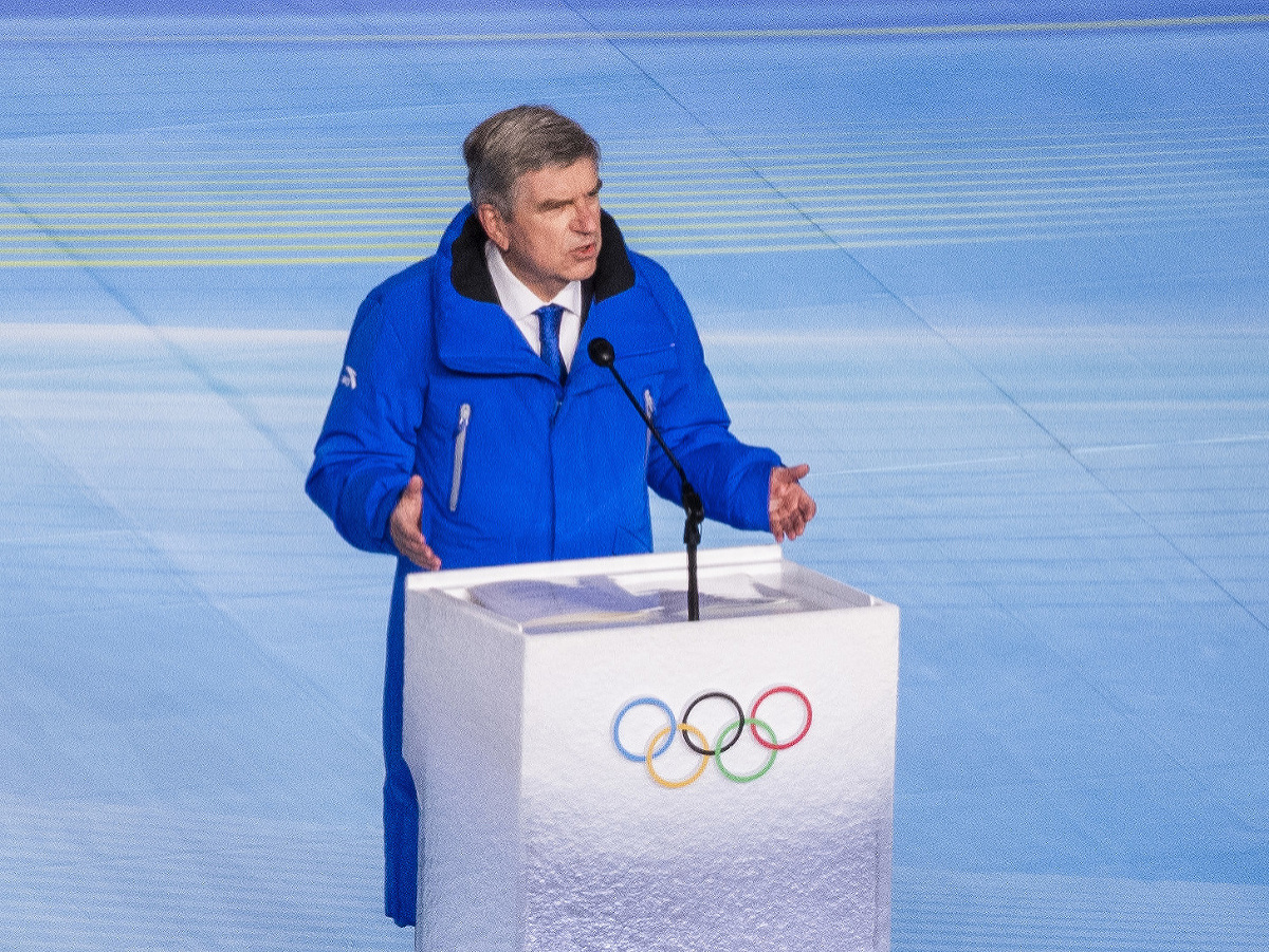 Prezident Medzinárodného olympijského výboru (MOV) Thomas Bach reční počas otváracieho ceremoniálu na XXIV. zimných olympijských hrách na národnom štadióne Vtáčie hniezdo v Pekingu, 4. februára 2022