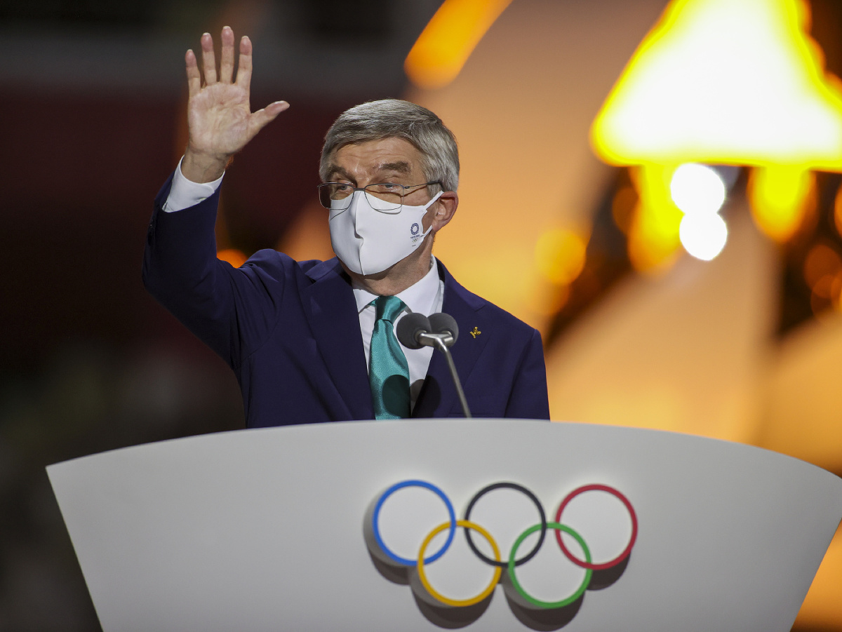 Prezident Medzinárodného olympijského výboru (MOV) Thomas Bach máva počas záverečného ceremoniálu XXXII. letných olympijských hier v Tokiu