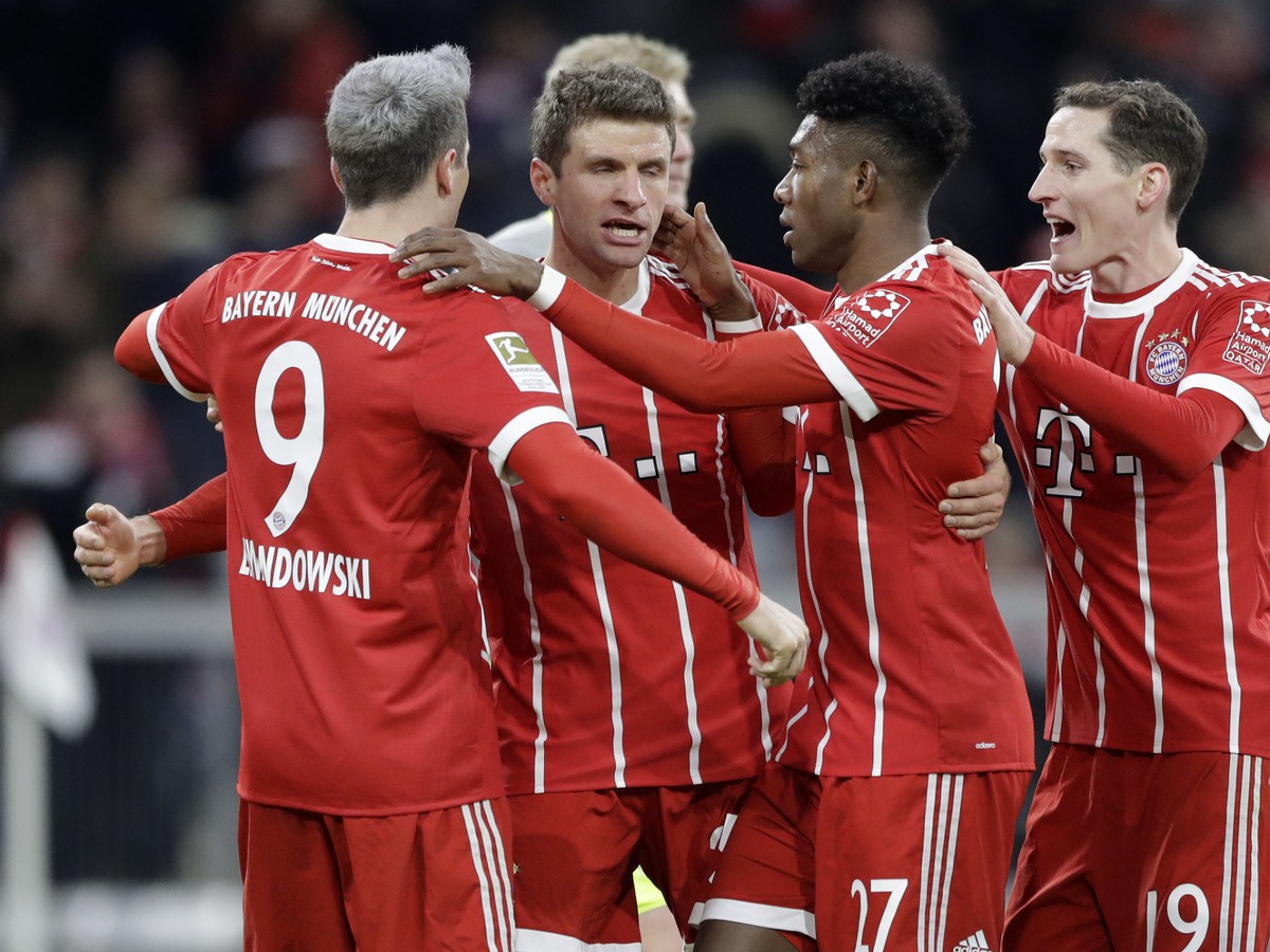 Hráči Bayernu oslavujú strelený gól