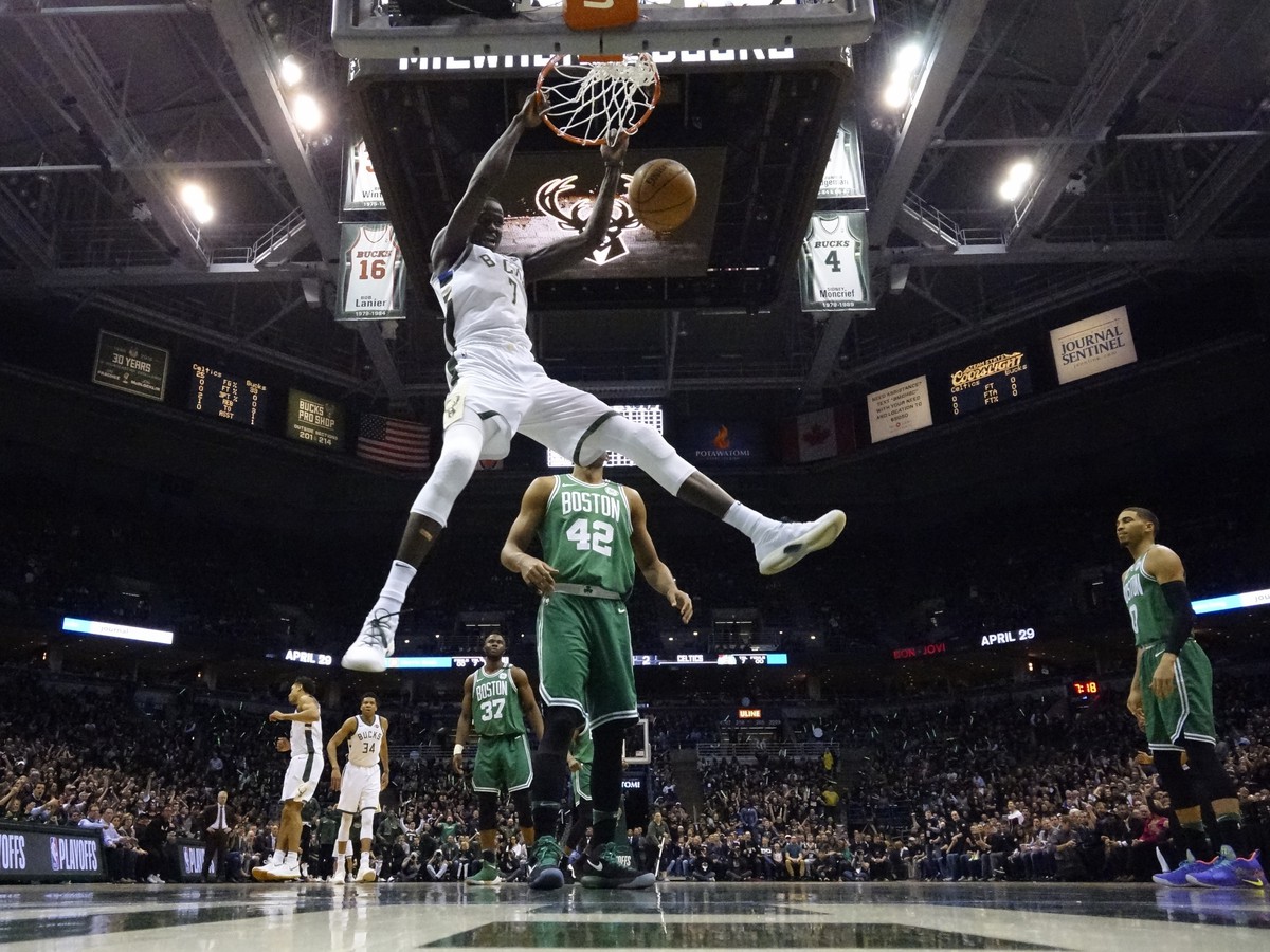 Hráč Milwaukee Bucks Thon Maker smečuje na kôš proti Bostonu Celtics