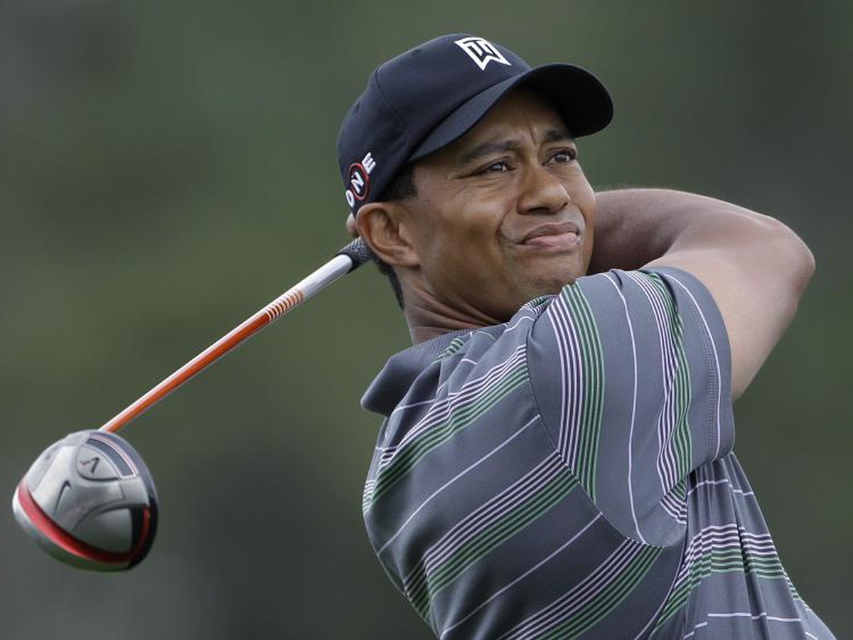 Tiger Woods sleduje svoj prvý odpal