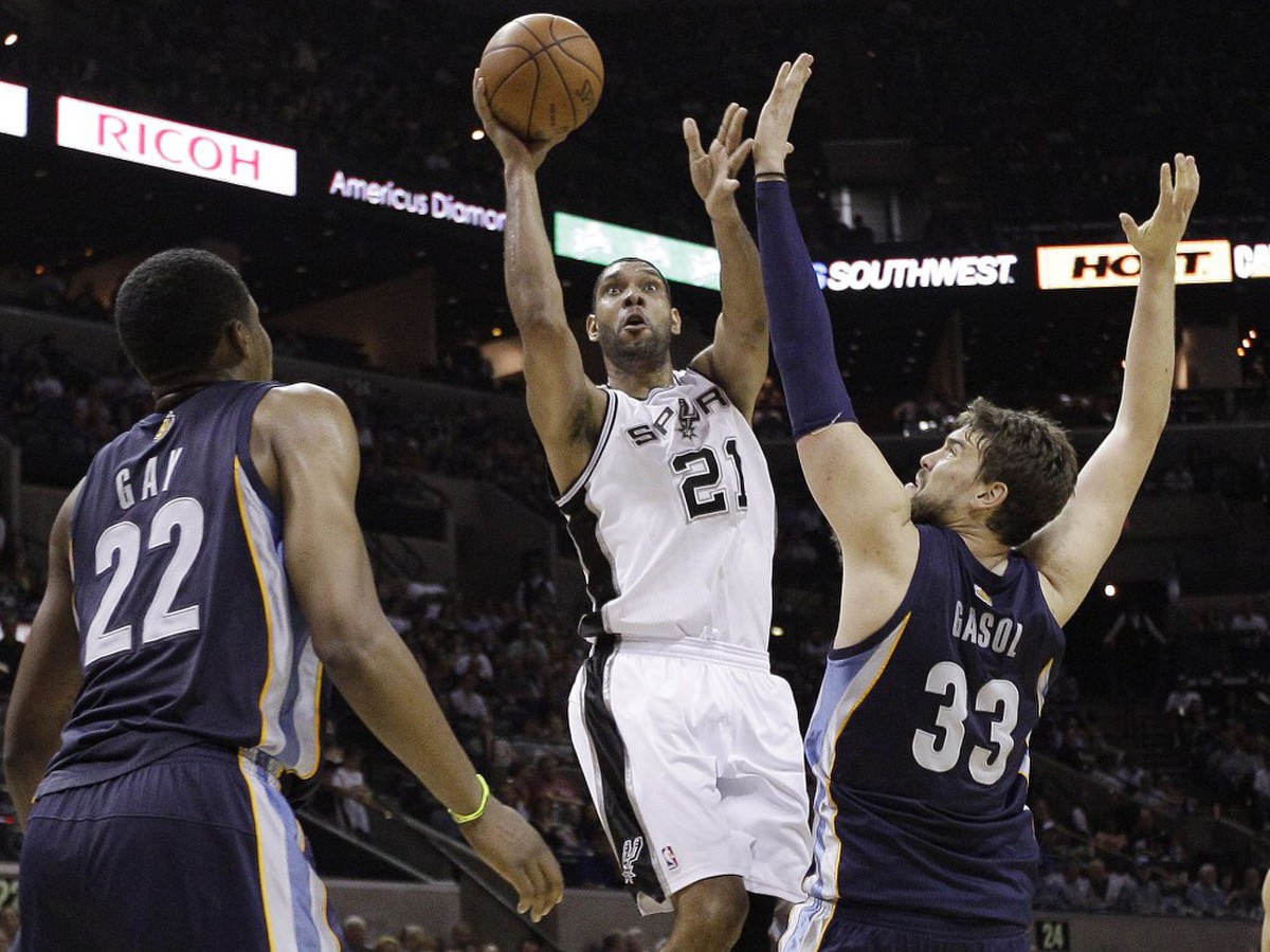 Tim Duncan sa pokúša o streľbu