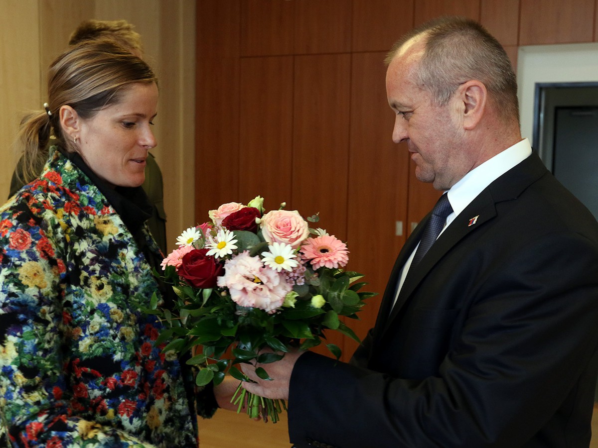 Veronika Velez-Zuzulova počas stretnutia s ministrom obrany Petrom Gajdošom