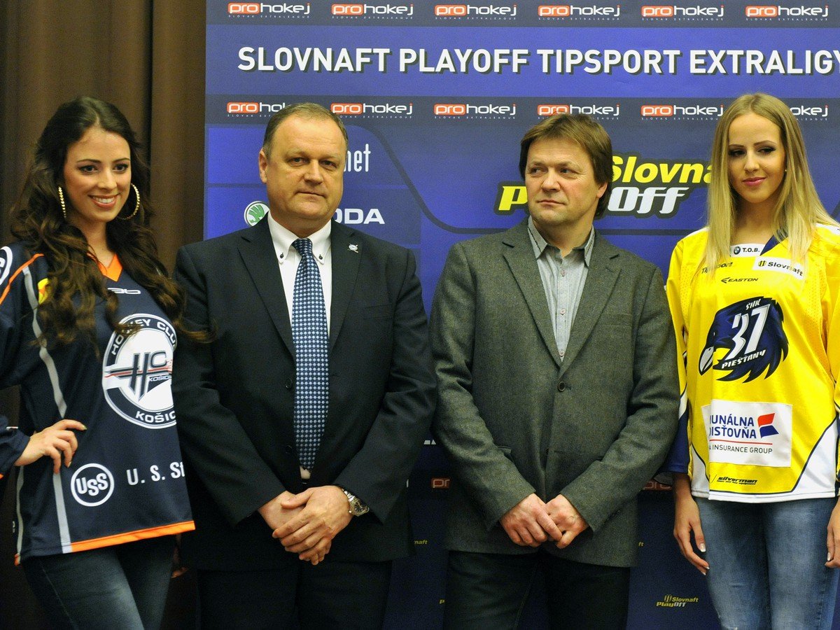 Generálny manažér HC Košice Juraj Bakoš (uprostred vľavo) a prezident ŠHK 37 Piešťany Jaroslav Lušňák (uprostred vpravo) počas tlačovej konferencie pred Slovnaft play-off hokejovej Tipsport extraligy