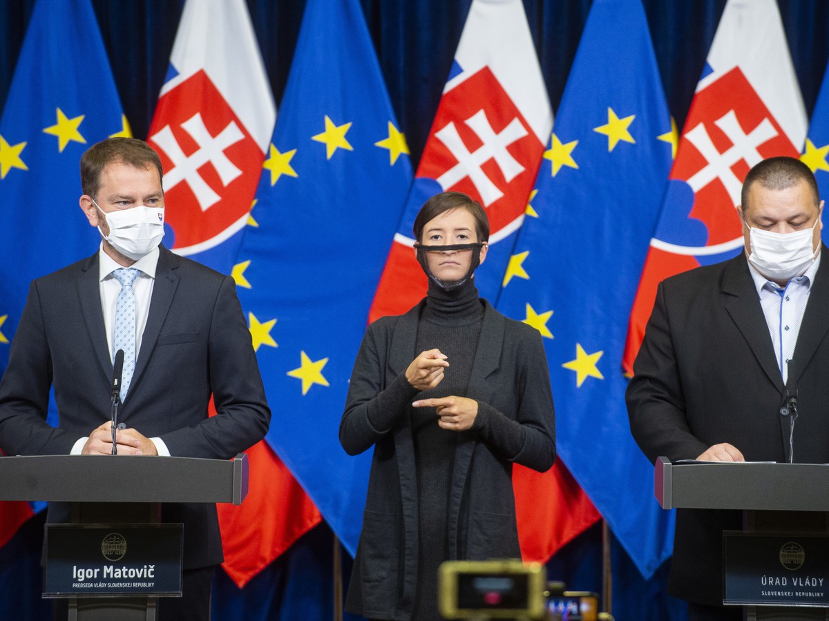 Na snímke vľavo predseda vlády SR Igor Matovič (OĽaNO) a vpravo hlavný hygienik SR Ján Mikas  počas tlačovej konferencie k výsledkom aktuálneho rokovania konzília odborníkov - epidemiológov