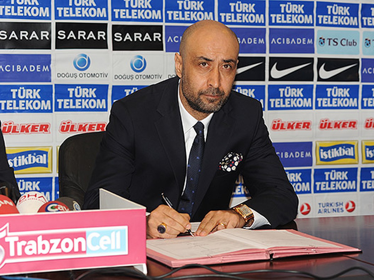 Tolunay Kafkas pri podpise zmluvy s Trabzonsporom