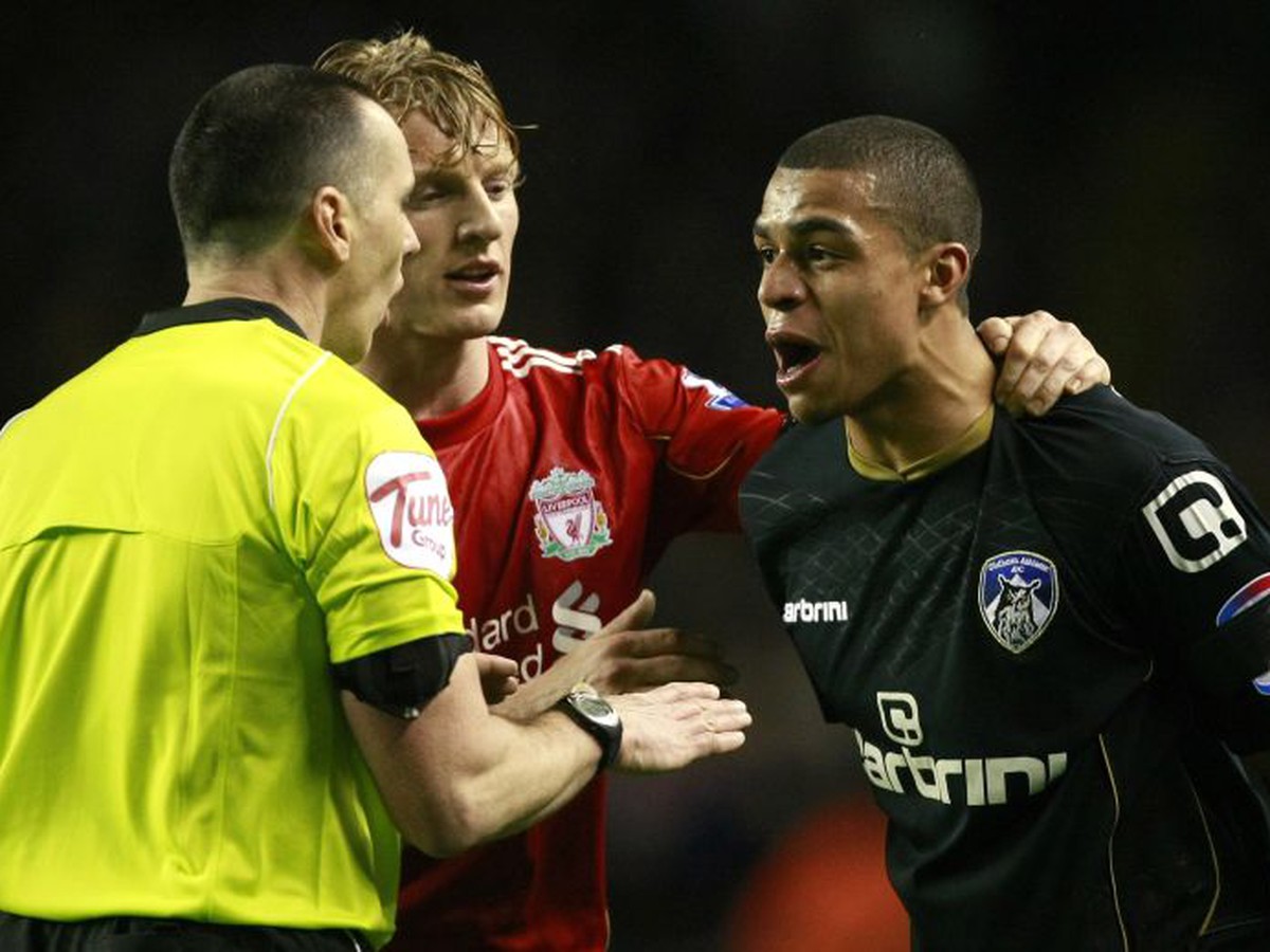 Tom Adeyemi sa sťažuje rozhodcovi