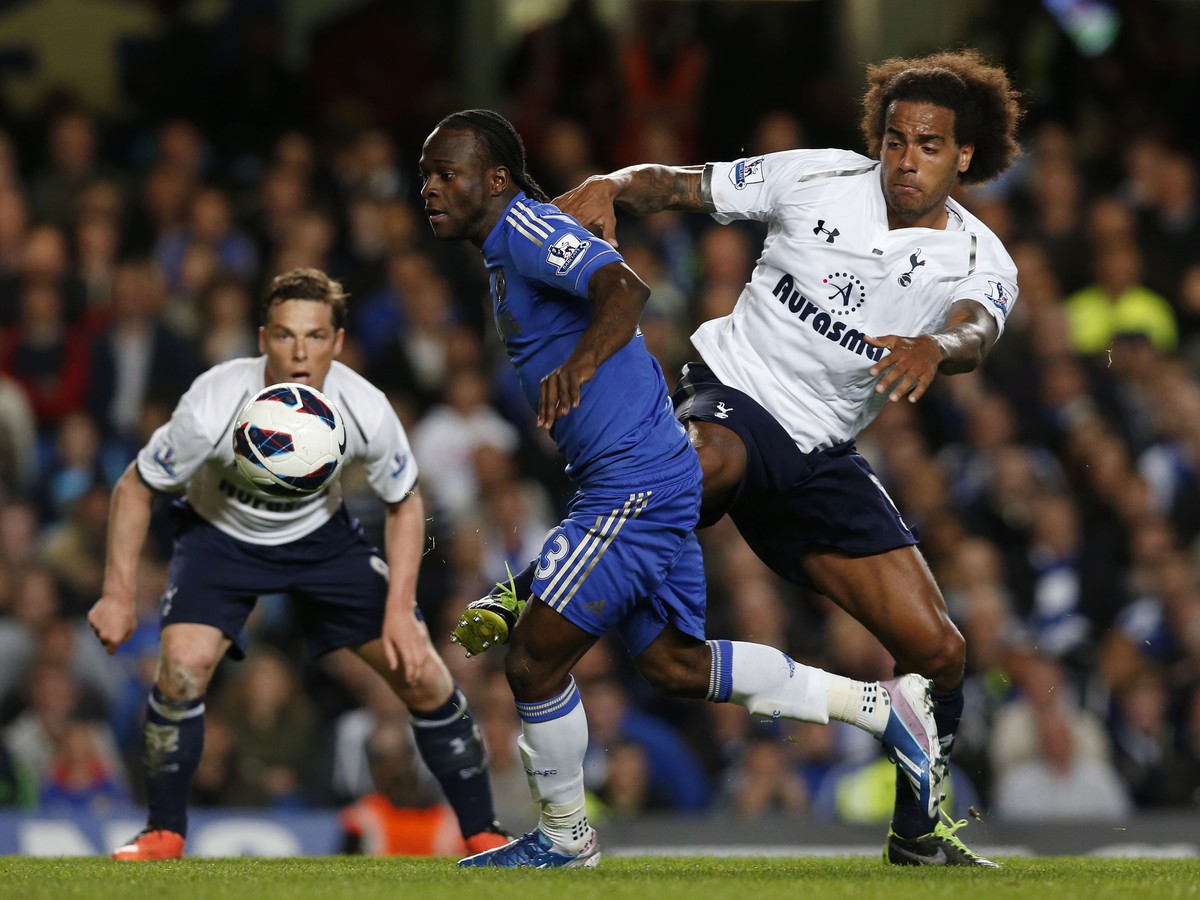 Tom Huddlestone počas zápasu s Chelsea