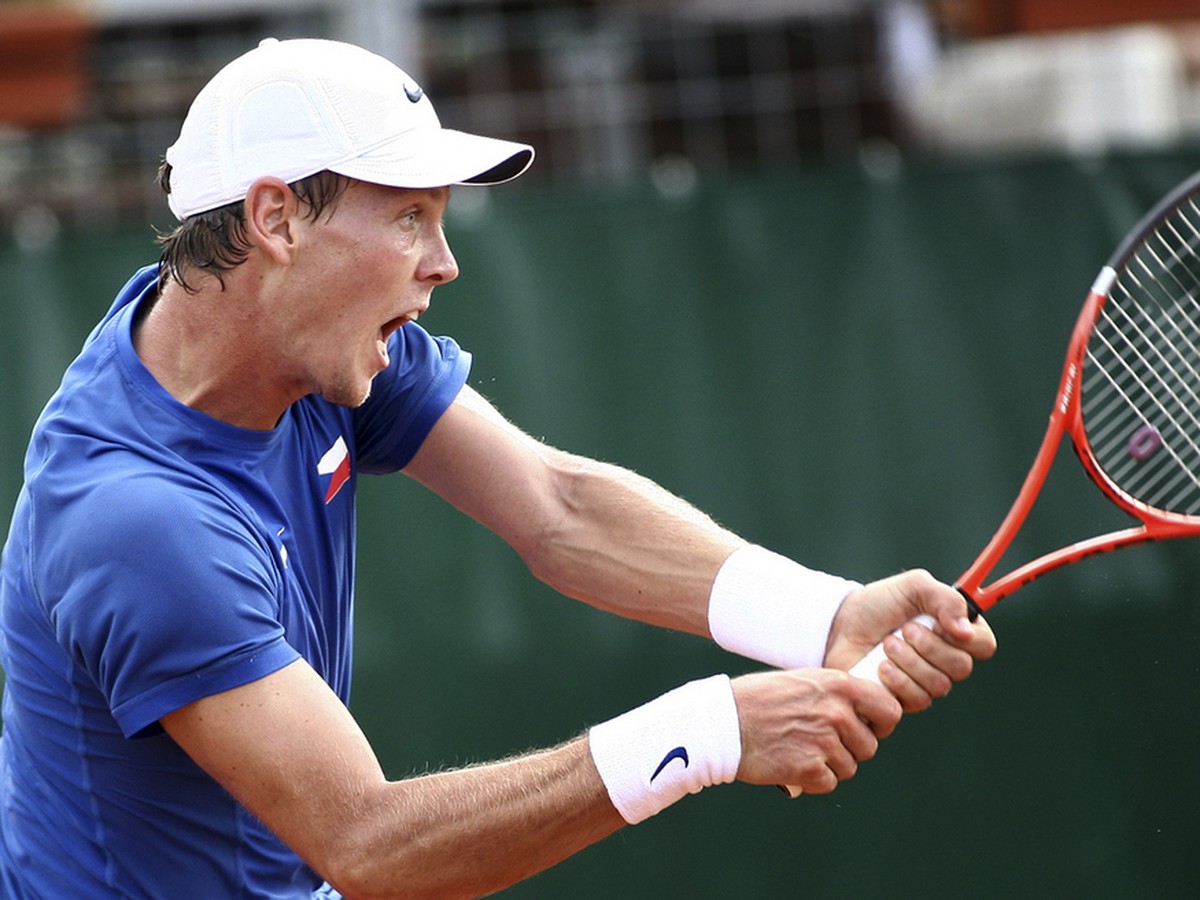 Tomáš Berdych v súboji s Victorom Crivoiom na Davisovom pohári v Bukurešti (16.9.)