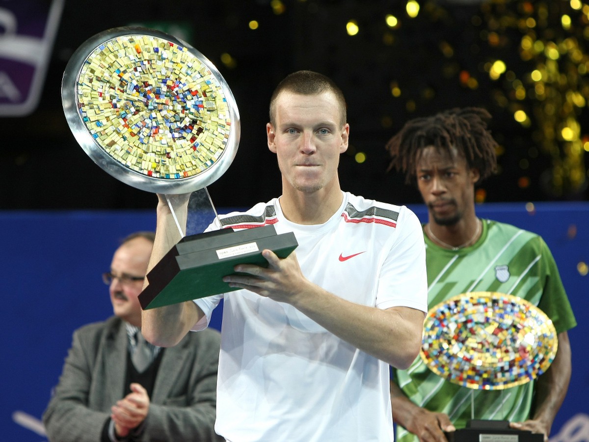Tomáš Berdych s trofejou, v pozadí Gael Monfils