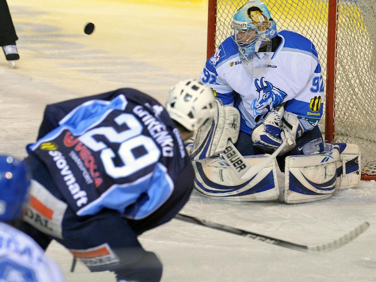Tomáš Chrenko z HK Nitra a brankár Marcel Melicharčík