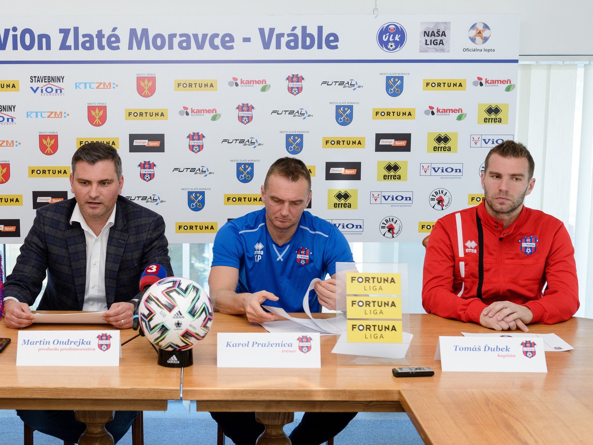 Na snímke zľava: PR manager Peter Žember, predseda predstavenstva Martin Ondrejka, tréner Karol Praženica a kapitán Tomáš Ďubek