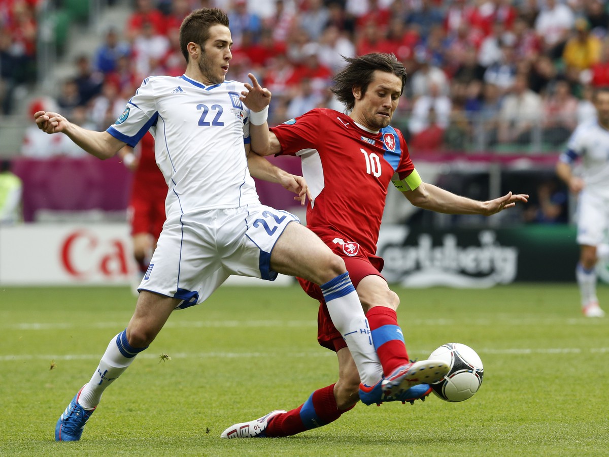 Tomáš Rosický (v červenom) v zápase proti Grécku