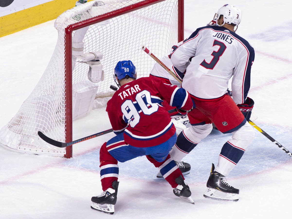 Slovenský hokejista Montrealu Canadiens Tomáš Tatar (90) prekonáva brankára  Columbusu Blue Jackets Sergeja Bobrovského