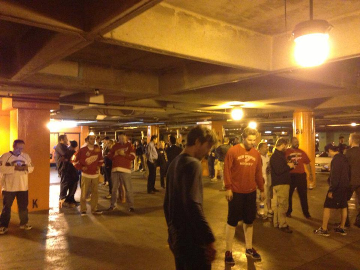 Hráči aj diváci sa museli schovať pred tornádom v podzemí štadióna