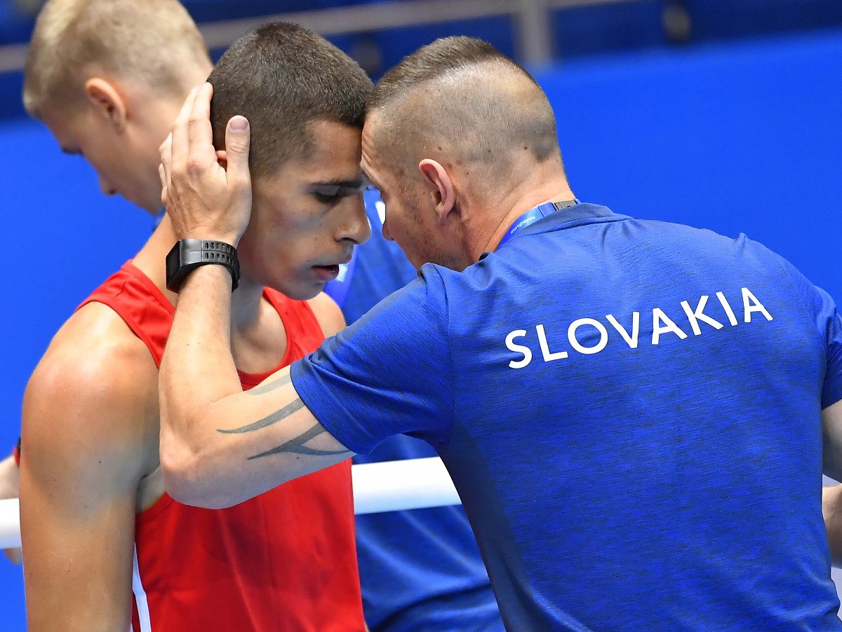 Na snímke slovenský reprezentant v boxe Andrej Csemez a tréner Tomi Kid Kovács pred zápasom