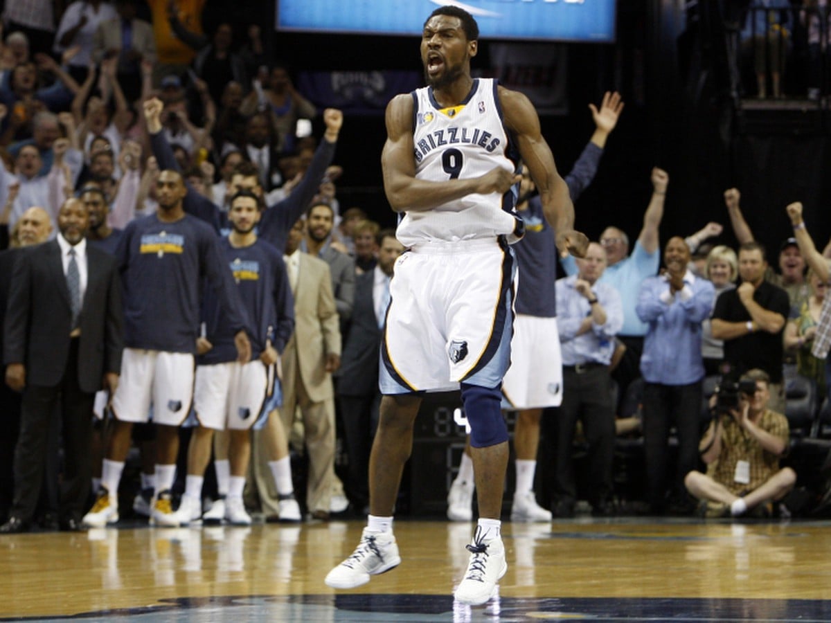 Tony Allen z Memphisu oslavuje postup do play-off
