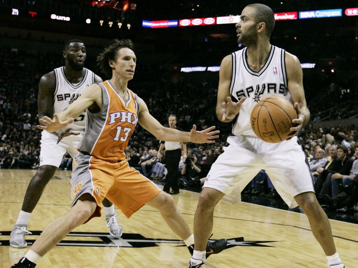 Steve Nash bráni Tonyho Parkera