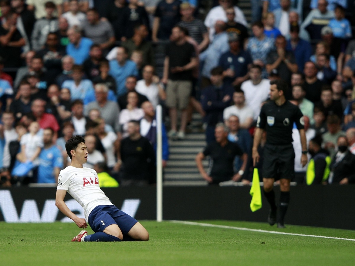 Juhokórejský útočník Tottenhamu Heung-Min Son oslavuje svoj úvodný gól v zápase 1. kola anglickej Premier League vo futbale Tottenham Hotspur - Manchester City