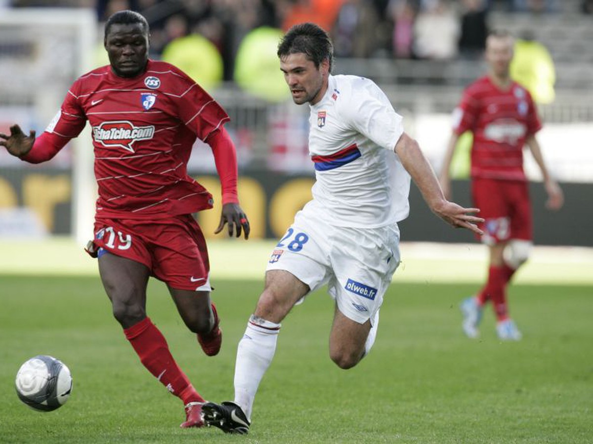 Toulalan z Lyon v súboji s Boyom z Grenoble