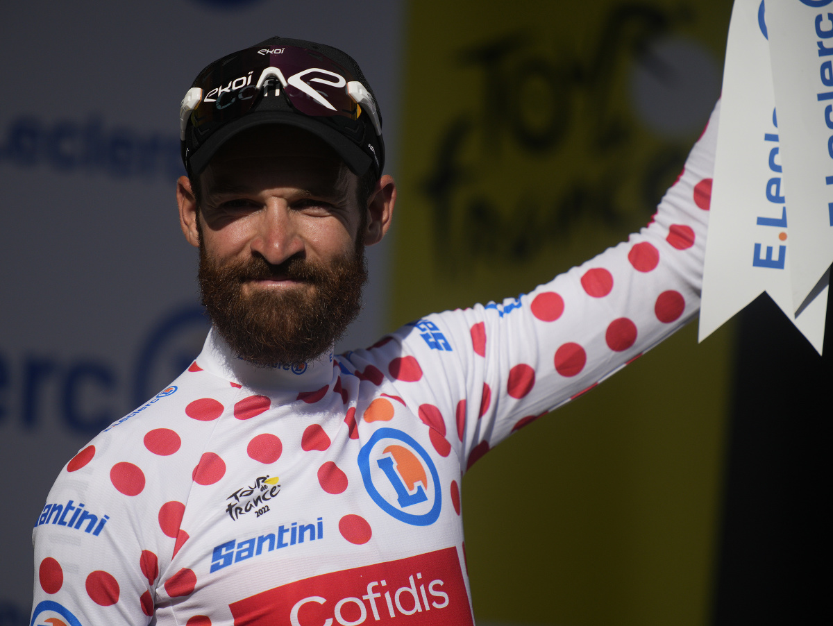 Nemecký cyklista Simon Geschke (Cofidis) v bodkovanom drese vedúceho pretekára v súťaži vrchárov oslavuje po 15. etape 109. ročníka pretekov Tour de France